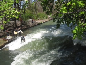 Gent fent surf en el riu